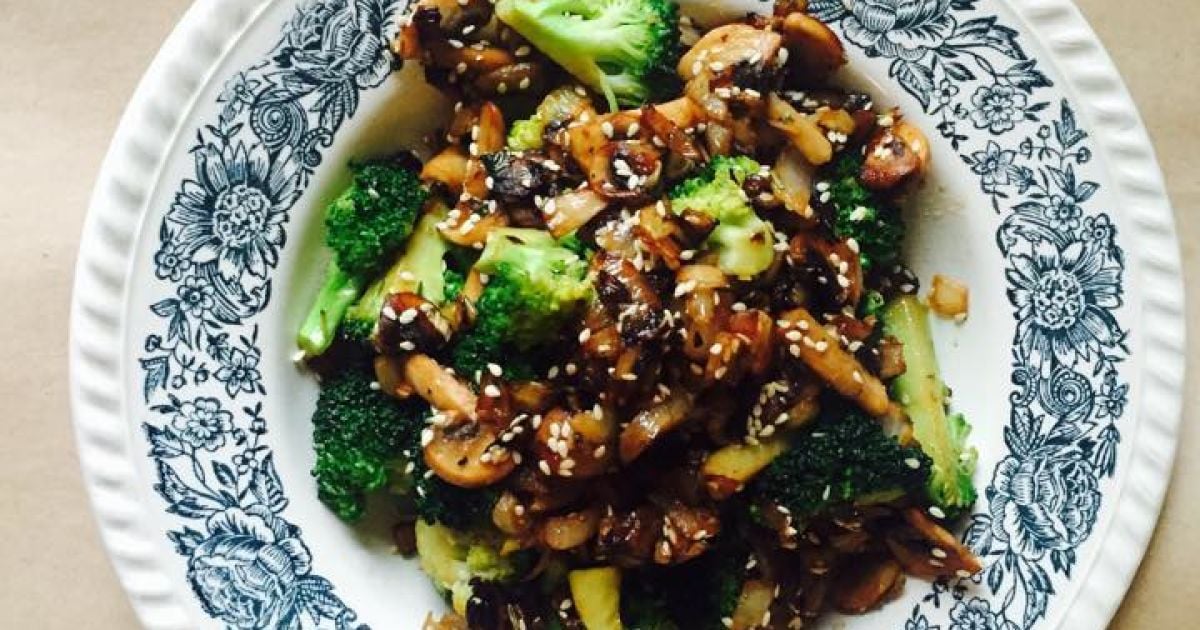 Brokoli i pjekur me fara susami të bardha dhe limon