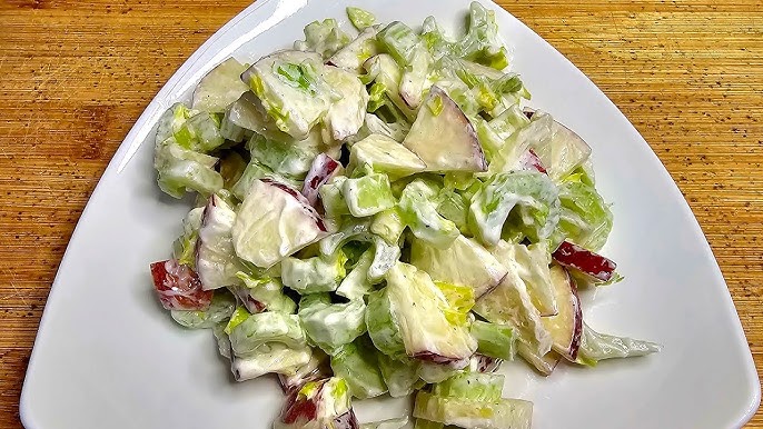 Sallatë me mollë të lëngshme, selino dhe fara luledielli